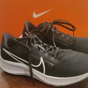 Women's Nike Air Zoom Pegasus 38. Size 7